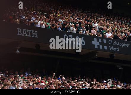 Die Fans applaudieren in der siebten Minute zum Gedenken an Rob Burrow während des Gallagher Premiership Finales im Twickenham Stadium in London. Bilddatum: Samstag, 8. Juni 2024. Stockfoto