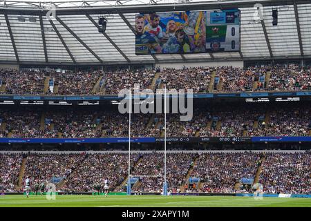 Die Fans applaudieren in der siebten Minute zum Gedenken an Rob Burrow während des Gallagher Premiership Finales im Twickenham Stadium in London. Bilddatum: Samstag, 8. Juni 2024. Stockfoto