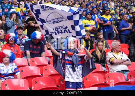 Die Fans schwingen vor dem Finale des Betfred Challenge Cups im Wembley Stadium in London. Bilddatum: Samstag, 8. Juni 2024. Stockfoto