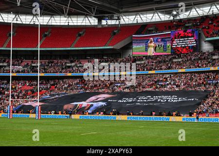 Fans mit einem tifo in Erinnerung an Rob Burrow CBE vor dem Finale des Betfred Challenge Cup Warrington Wolves gegen Wigan Warriors im Wembley Stadium, London, Großbritannien, 8. Juni 2024 (Foto: Craig Thomas/News Images) Stockfoto