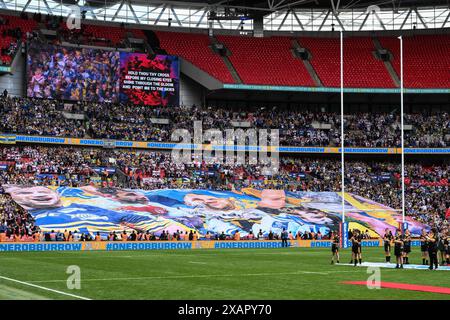 Fans mit einem tifo in Erinnerung an Rob Burrow CBE vor dem Finale des Betfred Challenge Cup Warrington Wolves gegen Wigan Warriors im Wembley Stadium, London, Großbritannien, 8. Juni 2024 (Foto: Craig Thomas/News Images) Stockfoto