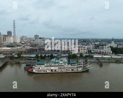 Luftaufnahme mit dem French Quarter von New Orleans mit dem Dampfschiff Natchez im Vordergrund auf dem Fluss. Stockfoto