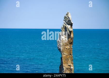 Donghae City, Südkorea - 18. Mai 2024: Ein beeindruckender Blick auf den berühmten Chuam Candlestick Rock vor der riesigen blauen Weite des Ostmeers. Stockfoto