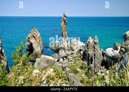 Donghae City, Südkorea - 18. Mai 2024: Der berühmte Chuam Candlestick Rock (Chotdaebawi) steht hoch vor dem Hintergrund des blauen Ostmeers. Thi Stockfoto