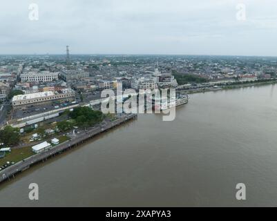 Luftaufnahme mit dem French Quarter von New Orleans mit dem Dampfschiff Natchez im Vordergrund auf dem Fluss. Stockfoto