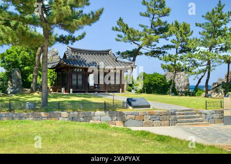 Donghae City, Südkorea - 18. Mai 2024: Der historische Haeam Pavillon, umgeben von Kiefern und üppigem Grün, ist ein ruhiges Kulturland Stockfoto