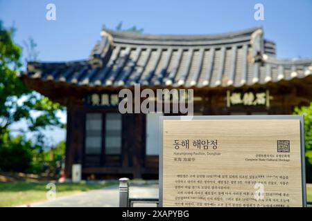 Donghae City, Südkorea - 18. Mai 2024: Nahaufnahme des Informationsschildes für den Haeamjeong Pavillon mit dem historischen Pavillon im Hintergrund. T Stockfoto