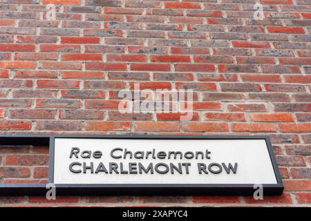 Charlemont Road Straßenschild, Straßenschild an einer Backsteinmauer Stockfoto