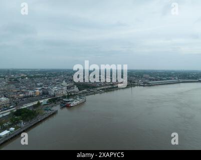 Luftaufnahme mit dem French Quarter von New Orleans mit dem Dampfschiff Natchez im Vordergrund auf dem Fluss. Stockfoto