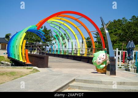 Donghae City, Südkorea - 18. Mai 2024: Die lebhafte Regenbogenbrücke am Chuam Beach mit farbenfrohen Bögen und verspielten Skulpturen begrüßt Besucher Stockfoto