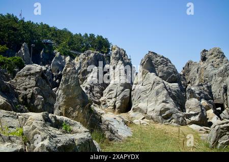 Donghae City, Südkorea - 18. Mai 2024: Majestätische Felsformationen in der Nähe des berühmten Chuam Candlestick Rock in Donghae. Die raue Landschaft bietet Funktionen Stockfoto