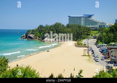 Donghae City, Südkorea - 18. Mai 2024: Ein malerischer Blick auf Chuam Beach mit Sol Beach Resort im Hintergrund, mit Blick auf die wunderschöne Küste Stockfoto