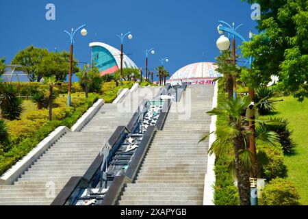 Donghae City, Südkorea - 18. Mai 2024: Aufsteigende Stufen mit künstlerischen Skulpturen führen zum lebhaften und farbenfrohen Isabu Lion Park & Pictur Stockfoto