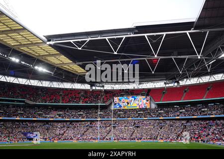 Eine allgemeine Ansicht des großen fernsehbildschirms des Stadions mit einer Hommage an Rob Burrow in der 7. Spielminute während des Finales des Betfred Challenge Cup im Wembley Stadium, London. Bilddatum: Samstag, 8. Juni 2024. Stockfoto