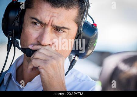 Elkhart Lake, Wi, USA. Juni 2024. Der Teambesitzer DER NTT INDYCAR-SERIE, RICARDO JUNCOS, beobachtet, wie sich seine Teams auf den XPEL Grand Prix auf der Road America in Elkhart Lake, WI, vorbereiten. (Kreditbild: © Walter G. Arce Sr./ASP via ZUMA Press Wire) NUR REDAKTIONELLE VERWENDUNG! Nicht für kommerzielle ZWECKE! Stockfoto