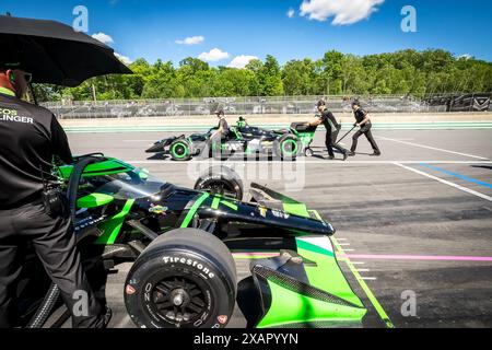 Elkhart Lake, Wi, USA. Juni 2024. Die Crew von Juncos Hollinger Racing Chevrolet bereitet ihre Rennwagen für den XPEL Grand Prix auf der Road America in Elkhart Lake WI vor. (Kreditbild: © Walter G. Arce Sr./ASP via ZUMA Press Wire) NUR REDAKTIONELLE VERWENDUNG! Nicht für kommerzielle ZWECKE! Stockfoto