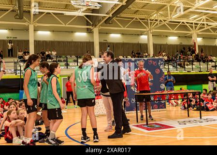 Vigo, Spanien. Juni 2024. Entrega de medallas del torneo de baloncesto Seis do Nadal, por el alcalde Abel Caballero... Gutschrift. Xan Gasalla Alamy Live News Stockfoto