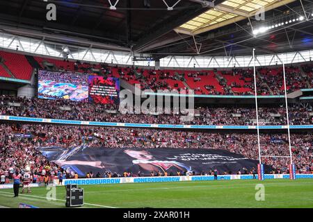 Ein großes Banner wird von Fans im Stadion getragen, um Rob Burrow vor dem Finale des Betfred Challenge Cup im Wembley Stadium in London zu ehren. Bilddatum: Samstag, 8. Juni 2024. Stockfoto