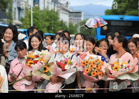 Peking, chinesische Provinz Yunnan. Juni 2024. Familienangehörige von Studenten warten vor einer Prüfungsstelle für den Eingang eines nationalen Colleges in der Stadt Tengchong, südwestchinesische Provinz Yunnan, 8. Juni 2024. Die jährliche nationale Aufnahmeprüfung Chinas, auch bekannt als Gaokao, begann am Freitag. Die Prüfung in einigen Regionen ist am Samstag beendet. Quelle: Gong Zujin/Xinhua/Alamy Live News Stockfoto