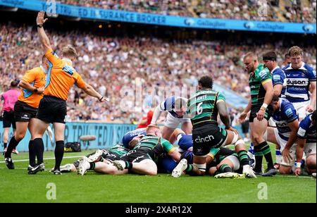 Bath Rugbys Thomas du Toit (obscured) erzielt seinen ersten Versuch im Finale der Gallagher Premiership im Twickenham Stadium in London. Bilddatum: Samstag, 8. Juni 2024. Stockfoto