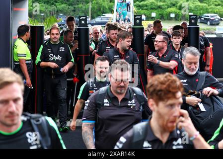 Montreal, Kanada. Juni 2024. Rennatmosphäre - das Haas F1-Team tritt in das Fahrerlager ein, wenn die Ausgangssperre endet. Formel-1-Weltmeisterschaft, Rd 9, großer Preis von Kanada, Samstag, 8. Juni 2024. Montreal, Kanada. Quelle: James Moy/Alamy Live News Stockfoto