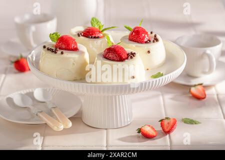 Köstlicher Käsekuchen Monoportion mit Beeren und Vanille. Erdbeer-Käsekuchen mit Vanille glasiert. Stockfoto