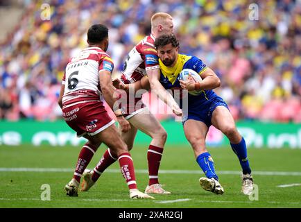 Warrington Wolves' Toby King (rechts) wird im Finale des Betfred Challenge Cup im Wembley Stadium in London von Bevan French (links) und Zach Eckersley besiegt. Bilddatum: Samstag, 8. Juni 2024. Stockfoto