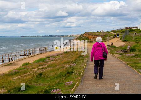 Milford on Sea, Hampshire, Großbritannien. Juni 2024. Wetter in Großbritannien: Sonnige Intervalle in Milford-on-Sea, Hampshire, Großbritannien. Die Leute genießen einen Spaziergang entlang der Klippe. Quelle: Carolyn Jenkins/Alamy Live News Stockfoto