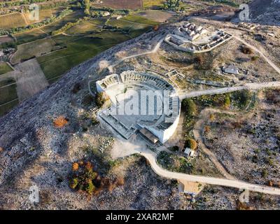 Aus der Vogelperspektive des antiken griechischen Theaters der Stadt Segesta in Sizilien. Stockfoto