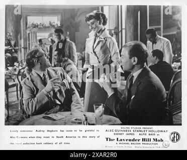 Britische Lobbykarte von ALEC GUINNESS und AUDREY HEPBURN in einer Szene aus DEM LAVENDEL HILL MOB 1951 Regisseur CHARLES CRICHTON Drehbuch T.E.B. CLARKE Music GEORGES AURIC Kostüm Design ANTHONY MENDLESON Produzent MICHAEL BALCON Ealing Studios / General Film Distributors Stockfoto