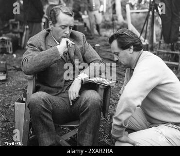 PATRICK McGoohan spielt mit einem Crew-Mitglied zwischen Szenen aus DEN DREI LEBEN VON THOMASINA 1963 Regisseur DON CHAFFEY Roman PAUL GALLICO Kostümdesign MARGARET FURSE Walt Disney Productions Stockfoto