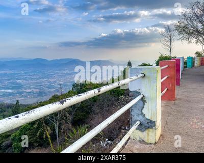 Landschaftsansicht der Ebenen und der Stadt salem von einem Pagode in Yercaud, Tamil Nadu Stockfoto