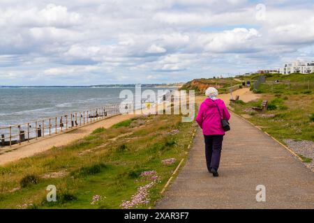 Milford on Sea, Hampshire, Großbritannien. Juni 2024. Wetter in Großbritannien: Sonnige Intervalle in Milford-on-Sea, Hampshire, Großbritannien. Die Leute genießen einen Spaziergang entlang der Klippe. Quelle: Carolyn Jenkins/Alamy Live News Stockfoto