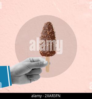 Eine Hand, die einen Schokoladeneisstab hält. Das Bild hat eine verspielte und lustige Stimmung Stockfoto