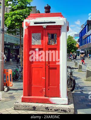 Glasgow, Schottland, Großbritannien. 8. Juni 2024: UK Weather: Sick tardis in der sauchiehall Street sieht aus wie Blut und Verbände. Trockener Tag Einheimische und Touristen in der Stadt gingen mittags ins Stadtzentrum. Credit Gerard Ferry/Alamy Live News Stockfoto