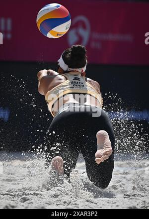 Ostrava, Tschechische Republik. Juni 2024. Eduarda Santos Lisboa (Duda Lisboa) aus Brasilien im Einsatz während des Pro Tour Ostrava Matches Barbora Hermannova, Marie-Sara Stochlova aus Tschechien gegen Ana Patricia Silva Ramos, Eduarda Santos Lisboa (Duda Lisboa) aus Brasilien in Ostrava, Tschechische Republik, 8. Juni 2024. Quelle: Jaroslav Ozana/CTK Photo/Alamy Live News Stockfoto