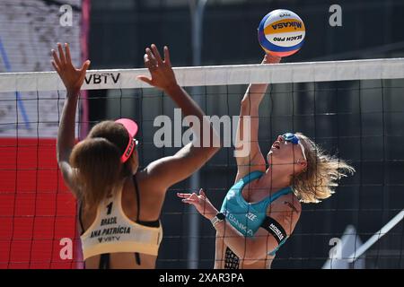 Ostrava, Tschechische Republik. Juni 2024. Von links Ana Patricia Silva Ramos aus Brasilien und der Tschechischen Marie-Sara Stochlova im Einsatz während des Pro Tour Ostrava Matches Barbora Hermannova, Marie-Sara Stochlova aus Tschechien gegen Ana Patricia Silva Ramos, Eduarda Santos Lisboa (Duda Lisboa) aus Brasilien in Ostrava, Tschechische Republik, 8. Juni 2024. Quelle: Jaroslav Ozana/CTK Photo/Alamy Live News Stockfoto