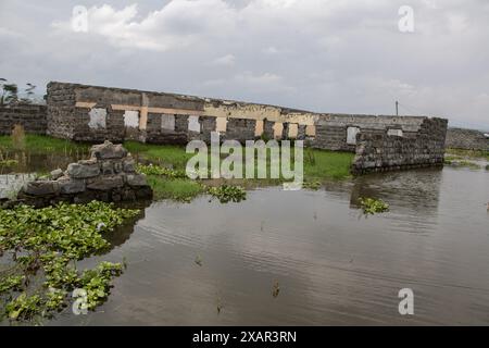 7. Juni 2024, Nakuru, Kenia: Gebäude sind unter Wasser nach dem Anstieg des Naivasha-Sees im Nakuru County zu sehen. Der Anstieg des Naivasha-Sees hat mehr als 5.000 Menschen in Kihoto Estate, etwa 90 km nordwestlich von Nairobi, der Hauptstadt Kenias, vertrieben. Die Häuser wurden aufgrund der zunehmenden Regenfälle in den letzten zwei Monaten unter Wasser getaucht, was zu einem Anstieg des Wasserspiegels des Sees führte. Das Kenya Meteorological Department hat vorhergesagt, dass es weiter zu mehr Regen kommen wird und die Überschwemmungssituation eskalieren könnte. (Credit Image: © James Wakibia/SOPA Images via ZUMA Press Wire) EDITORIAL Stockfoto