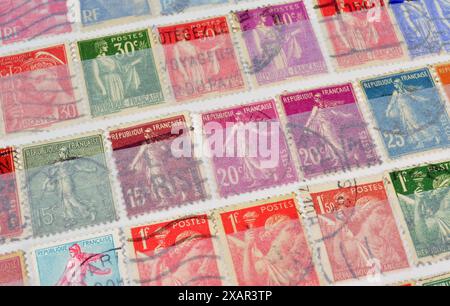 Gestempelte Briefmarke, gedruckt von Frankreich, die französische Motive zeigt, um 1900-1999. Stockfoto