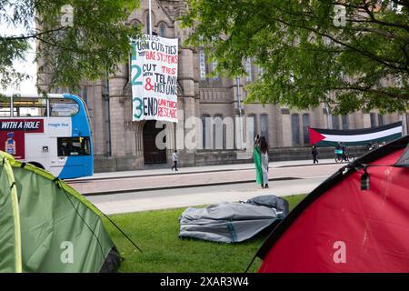 Pro-palästinensisches Banner mit Forderungen an den Whitworth-Turm, der von Studenten der Manchester University besetzt wird. Palästina Gaza-Krieg Proteste in Manchester Großbritannien. Demonstranten marschierten vom St Peter's Square zur Manchester University, wo Studenten das Whitworth-Gebäude besetzten und ein Zeltlager auf dem Campus der University of Manchester aufbauten, um gegen die Kontakte der Universität mit Israel zu protestieren. Auf den Bannern wurden Nachrichten geschrieben, in denen Großbritannien aufgefordert wurde, Israel nicht mehr zu bewaffnen, und die Wähler, bei den bevorstehenden Wahlen im Vereinigten Königreich nicht für Rishi Sunak und Keir Starmer zu stimmen. Manchester UK>Bild: Garyroberts/worldwidefeatures.com Stockfoto