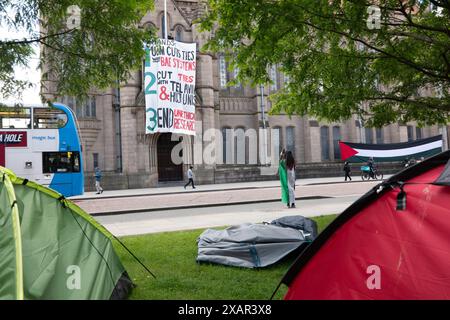 Pro-palästinensisches Banner mit Forderungen an den Whitworth-Turm, der von Studenten der Manchester University besetzt wird. Palästina Gaza-Krieg Proteste in Manchester Großbritannien. Demonstranten marschierten vom St Peter's Square zur Manchester University, wo Studenten das Whitworth-Gebäude besetzten und ein Zeltlager auf dem Campus der University of Manchester aufbauten, um gegen die Kontakte der Universität mit Israel zu protestieren. Auf den Bannern wurden Nachrichten geschrieben, in denen Großbritannien aufgefordert wurde, Israel nicht mehr zu bewaffnen, und die Wähler, bei den bevorstehenden Wahlen im Vereinigten Königreich nicht für Rishi Sunak und Keir Starmer zu stimmen. Manchester UK>Bild: Garyroberts/worldwidefeatures.com Stockfoto