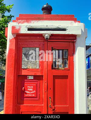 Glasgow, Schottland, Großbritannien. 8. Juni 2024: UK Weather: Sick tardis in der sauchiehall Street sieht aus wie Blut und Verbände. Trockener Tag Einheimische und Touristen in der Stadt gingen mittags ins Stadtzentrum. Credit Gerard Ferry/Alamy Live News Stockfoto