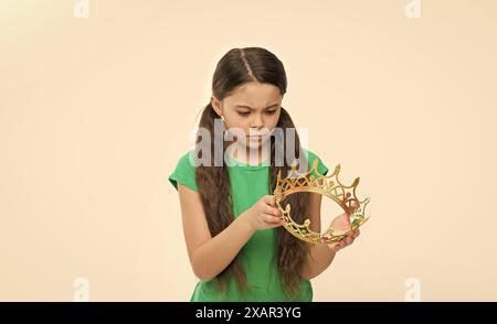 Preis des Thrones. Kind tragen goldene Krone Symbol der Prinzessin. Mädchen träumen Prinzessin werden. Lady niedliche kleine Prinzessin. Königliches Konzept. Kind Stockfoto