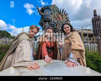 Alton, Großbritannien. Juni 2024. Die Charaktere schlagen vor der Achterbahn Wicker man in Alton Towers auf die Trommel. Autor: Thomas Faull/Alamy Live News Stockfoto