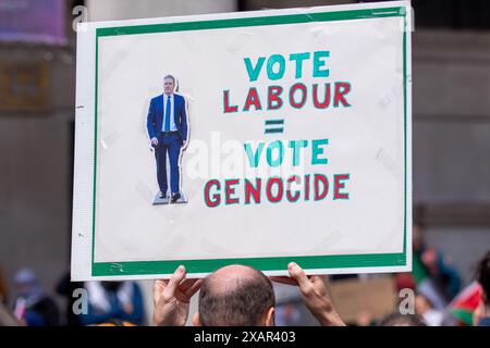 Die Labour-Partei stimmt mit Völkermord bei den palästinensischen Gaza-Kriegsprotesten in Manchester, Großbritannien, überein. Demonstranten marschierten vom St Peter's Square zur Manchester University, wo Studenten das Whitworth-Gebäude besetzten und ein Zeltlager auf dem Campus der University of Manchester aufbauten, um gegen die Kontakte der Universität mit Israel zu protestieren. Auf den Bannern wurden Nachrichten geschrieben, in denen Großbritannien aufgefordert wurde, Israel nicht mehr zu bewaffnen, und die Wähler, bei den bevorstehenden Wahlen im Vereinigten Königreich nicht für Rishi Sunak und Keir Starmer zu stimmen. Manchester UK>Bild: Garyroberts/worldwidefeatures.com Stockfoto