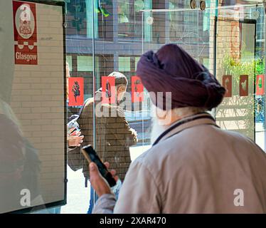 Glasgow, Schottland, Großbritannien. 8. Juni 2024: UK Wetter: Sonnig in der Stadt sah die Stadt Einheimische und Touristen im Stadtzentrum. Credit Gerard Ferry/Alamy Live News Stockfoto
