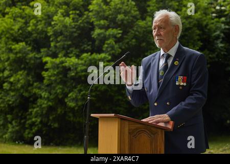 Leon de Turck, nationaler Vorsitzender des NSB-FNC, sprach bei der Enthüllungszeremonie des Friedensdenkmals am 8. Juni 2024 in Hythe, Kent, Großbritannien. Die Enthüllung des Denkmals erfolgte durch John Astor, 3. Baron of Hever. Stockfoto