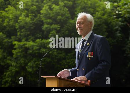 Leon de Turck, nationaler Vorsitzender des NSB-FNC, sprach bei der Enthüllungszeremonie des Friedensdenkmals am 8. Juni 2024 in Hythe, Kent, Großbritannien. Die Enthüllung des Denkmals erfolgte durch John Astor, 3. Baron of Hever. Stockfoto