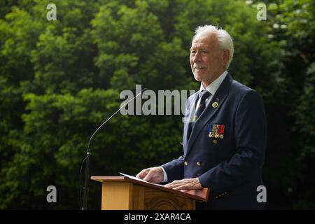 Leon de Turck, nationaler Vorsitzender des NSB-FNC, sprach bei der Enthüllungszeremonie des Friedensdenkmals am 8. Juni 2024 in Hythe, Kent, Großbritannien. Die Enthüllung des Denkmals erfolgte durch John Astor, 3. Baron of Hever. Stockfoto