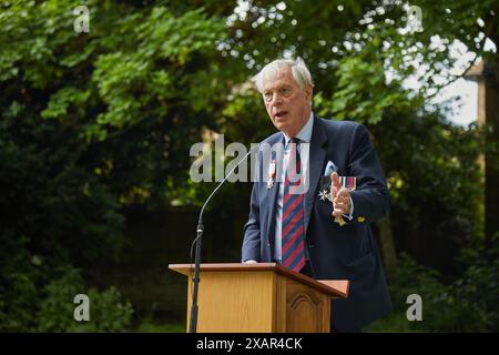 John Astor, Dritter Baron von Hever, sprach bei der Enthüllungszeremonie des Friedensdenkmals am 8. Juni 2024 in Hythe, Kent, Großbritannien. Stockfoto